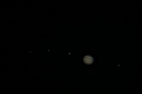 Jupiter letztes Jahr aufgenommen.
Das Bild ist eine kombination aus 400 ausgesuchten Bildern mit einer ToUcam an einem 8" Newton bei 2000mm Brennweite und einer Aufnahme mit einer 300D fr die Monde.