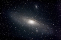 Andromeda Galaxie mit ihren Begleitern
Entfernung: ca. 2,5 Mil. Lichtjahre

Aufnahmedaten:
Datum: 20.08.2004
Optik: Rubinar 5,6/500
Nachfhrung: Celestron C8
Montierung: Super Polaris
Kamera: Canon EOS300D (310D)
Belichtung: 8 Aufnahmen mit unterschiedlichen Belichtungszeiten zwischen 300s und 600s bei ISO1600
Bearbeitung: Photoshop, Fitswork
Beobachtungsort: Oldenburg
Sicht: Sehr gute Transparenz (Milchstrae gut sichtbar, Luftruhe mig, Leitstern unruhig)